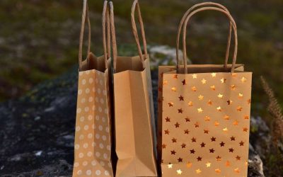 Cómo hacer una bolsa con papel de Navidad